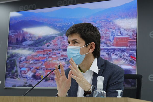 Rueda prensa paneles solares Edificio EPM
Rueda prensa paneles solares Edificio EPM
Fecha: Septiembre  3 2021
Para descargar esta fotografía en alta resolución, haga clic sobre la imagen hasta que la misma se despliegue en la pantalla completa; luego dé clic derecho y elija la opción "guardar imagen como". 
En caso de publicación por cualquier medio, solicitamos acompañarla del crédito: "Foto EPM"
Palabras clave: Rueda prensa paneles solares Edificio EPM