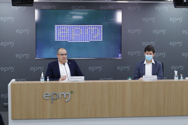 Rueda prensa paneles solares Edificio EPM
Rueda prensa paneles solares Edificio EPM
Fecha: Septiembre  3 2021
Para descargar esta fotografía en alta resolución, haga clic sobre la imagen hasta que la misma se despliegue en la pantalla completa; luego dé clic derecho y elija la opción "guardar imagen como". 
En caso de publicación por cualquier medio, solicitamos acompañarla del crédito: "Foto EPM"
Palabras clave: Rueda prensa paneles solares Edificio EPM