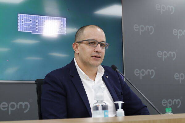 Rueda prensa paneles solares Edificio EPM
Rueda prensa paneles solares Edificio EPM
Fecha: Septiembre  3 2021
Para descargar esta fotografía en alta resolución, haga clic sobre la imagen hasta que la misma se despliegue en la pantalla completa; luego dé clic derecho y elija la opción "guardar imagen como". 
En caso de publicación por cualquier medio, solicitamos acompañarla del crédito: "Foto EPM"
Palabras clave: Rueda prensa paneles solares Edificio EPM