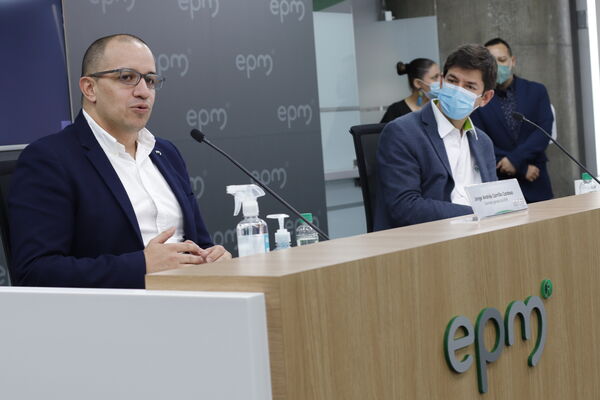 Rueda prensa paneles solares Edificio EPM
Rueda prensa paneles solares Edificio EPM
Fecha: Septiembre  3 2021
Para descargar esta fotografía en alta resolución, haga clic sobre la imagen hasta que la misma se despliegue en la pantalla completa; luego dé clic derecho y elija la opción "guardar imagen como". 
En caso de publicación por cualquier medio, solicitamos acompañarla del crédito: "Foto EPM"
Palabras clave: Rueda prensa paneles solares Edificio EPM