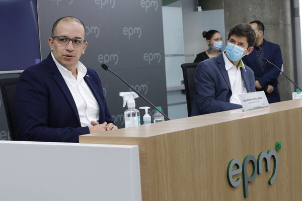 Rueda prensa paneles solares Edificio EPM
Rueda prensa paneles solares Edificio EPM
Fecha: Septiembre  3 2021
Para descargar esta fotografía en alta resolución, haga clic sobre la imagen hasta que la misma se despliegue en la pantalla completa; luego dé clic derecho y elija la opción "guardar imagen como". 
En caso de publicación por cualquier medio, solicitamos acompañarla del crédito: "Foto EPM"
Palabras clave: Rueda prensa paneles solares Edificio EPM