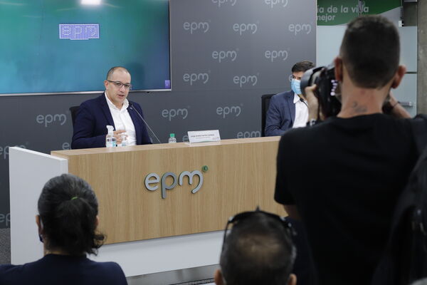 Rueda prensa paneles solares Edificio EPM
Rueda prensa paneles solares Edificio EPM
Fecha: Septiembre  3 2021
Para descargar esta fotografía en alta resolución, haga clic sobre la imagen hasta que la misma se despliegue en la pantalla completa; luego dé clic derecho y elija la opción "guardar imagen como". 
En caso de publicación por cualquier medio, solicitamos acompañarla del crédito: "Foto EPM"
Palabras clave: Rueda prensa paneles solares Edificio EPM