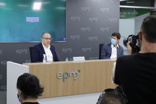 Rueda prensa paneles solares Edificio EPM
Rueda prensa paneles solares Edificio EPM
Fecha: Septiembre  3 2021
Para descargar esta fotografía en alta resolución, haga clic sobre la imagen hasta que la misma se despliegue en la pantalla completa; luego dé clic derecho y elija la opción "guardar imagen como". 
En caso de publicación por cualquier medio, solicitamos acompañarla del crédito: "Foto EPM"
Palabras clave: Rueda prensa paneles solares Edificio EPM