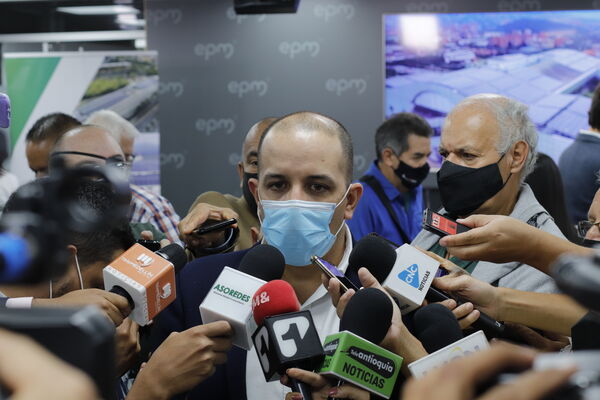Rueda prensa paneles solares Edificio EPM
Rueda prensa paneles solares Edificio EPM
Fecha: Septiembre  3 2021
Para descargar esta fotografía en alta resolución, haga clic sobre la imagen hasta que la misma se despliegue en la pantalla completa; luego dé clic derecho y elija la opción "guardar imagen como". 
En caso de publicación por cualquier medio, solicitamos acompañarla del crédito: "Foto EPM"
Palabras clave: Rueda prensa paneles solares Edificio EPM