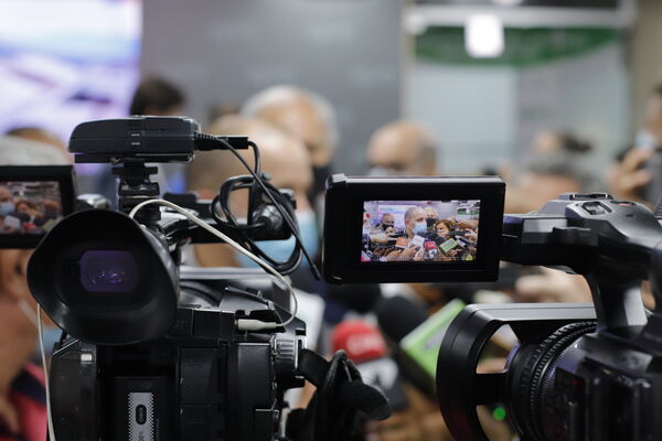Rueda prensa paneles solares Edificio EPM
Rueda prensa paneles solares Edificio EPM
Fecha: Septiembre  3 2021
Para descargar esta fotografía en alta resolución, haga clic sobre la imagen hasta que la misma se despliegue en la pantalla completa; luego dé clic derecho y elija la opción "guardar imagen como". 
En caso de publicación por cualquier medio, solicitamos acompañarla del crédito: "Foto EPM"
Palabras clave: Rueda prensa paneles solares Edificio EPM