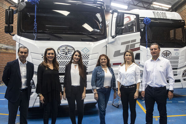 Nuevos vehículos pesados Gas
Nuevos vehículos pesados a Gas
Fecha: Septiembre 30 2021.
Para descargar esta fotografía en alta resolución, haga clic sobre la imagen hasta que la misma se despliegue en la pantalla completa; luego dé clic derecho y elija la opción "guardar imagen como". 
En caso de publicación por cualquier medio, solicitamos acompañarla del crédito: "Foto EPM"
Palabras clave: Nuevos vehículos pesados Gas