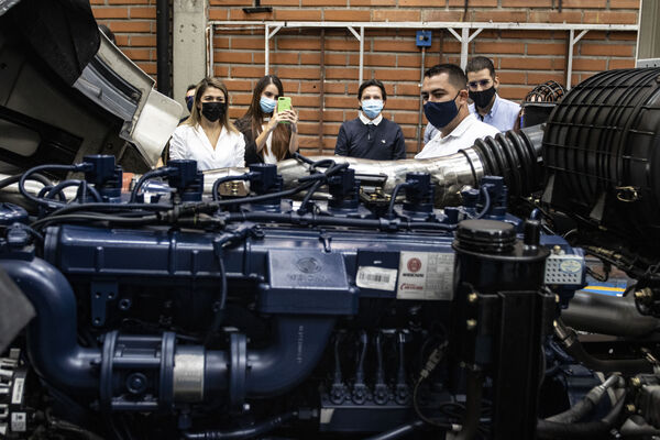 Nuevos vehículos pesados Gas
Nuevos vehículos pesados a Gas
Fecha: Septiembre 30 2021.
Para descargar esta fotografía en alta resolución, haga clic sobre la imagen hasta que la misma se despliegue en la pantalla completa; luego dé clic derecho y elija la opción "guardar imagen como". 
En caso de publicación por cualquier medio, solicitamos acompañarla del crédito: "Foto EPM"
Palabras clave: Nuevos vehículos pesados Gas