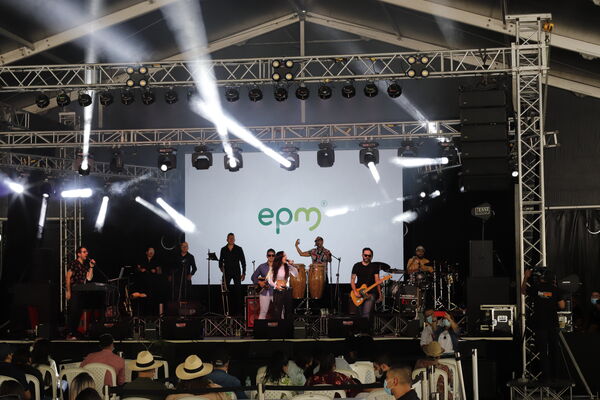 Dia  familia EPM 2021 Rionegro
Dia de la familia EPM 2021 Rionegro
Fecha: 4 Septiembre 2021
Para descargar esta fotografía en alta resolución, haga clic sobre la imagen hasta que la misma se despliegue en la pantalla completa; luego dé clic derecho y elija la opción "guardar imagen como". 
En caso de publicación por cualquier medio, solicitamos acompañarla del crédito: "Foto EPM"
Palabras clave: Dia  familia EPM 2021 Rionegro