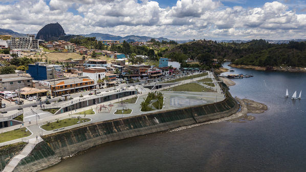Entrega oficial del Malecón Guatapé
Entrega oficial del Malecón Guatapé
Fecha: Septiembre 5 de 2019. 
Para descargar esta fotografía en alta resolución, haga clic sobre la imagen hasta que la misma se despliegue en la pantalla completa; luego dé clic derecho y elija la opción "guardar imagen como". 
En caso de publicación por cualquier medio, solicitamos acompañarla del crédito: "Foto EPM"
Palabras clave: Entrega oficial del Malecón Guatapé