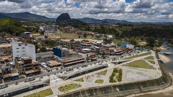 Entrega oficial del Malecón Guatapé
Entrega oficial del Malecón Guatapé
Fecha: Septiembre 5 de 2019. 
Para descargar esta fotografía en alta resolución, haga clic sobre la imagen hasta que la misma se despliegue en la pantalla completa; luego dé clic derecho y elija la opción "guardar imagen como". 
En caso de publicación por cualquier medio, solicitamos acompañarla del crédito: "Foto EPM"
Palabras clave: Entrega oficial del Malecón Guatapé