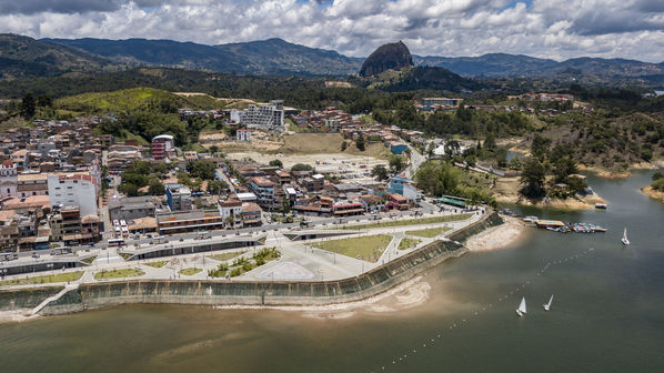 Entrega oficial del Malecón Guatapé
Entrega oficial del Malecón Guatapé
Fecha: Septiembre 5 de 2019. 
Para descargar esta fotografía en alta resolución, haga clic sobre la imagen hasta que la misma se despliegue en la pantalla completa; luego dé clic derecho y elija la opción "guardar imagen como". 
En caso de publicación por cualquier medio, solicitamos acompañarla del crédito: "Foto EPM"
Palabras clave: Entrega oficial del Malecón Guatapé