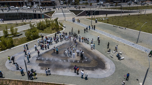 Entrega oficial del Malecón Guatapé
Entrega oficial del Malecón Guatapé
Fecha: Septiembre 5 de 2019. 
Para descargar esta fotografía en alta resolución, haga clic sobre la imagen hasta que la misma se despliegue en la pantalla completa; luego dé clic derecho y elija la opción "guardar imagen como". 
En caso de publicación por cualquier medio, solicitamos acompañarla del crédito: "Foto EPM"
Palabras clave: Entrega oficial del Malecón Guatapé