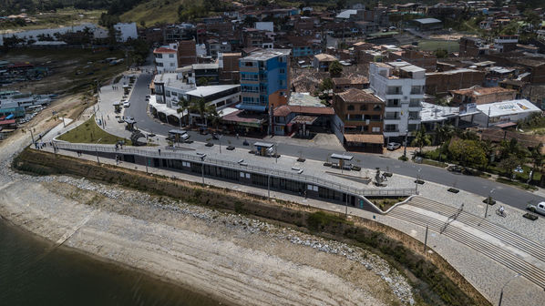 Entrega oficial del Malecón Guatapé
Entrega oficial del Malecón Guatapé
Fecha: Septiembre 5 de 2019. 
Para descargar esta fotografía en alta resolución, haga clic sobre la imagen hasta que la misma se despliegue en la pantalla completa; luego dé clic derecho y elija la opción "guardar imagen como". 
En caso de publicación por cualquier medio, solicitamos acompañarla del crédito: "Foto EPM"
Palabras clave: Entrega oficial del Malecón Guatapé