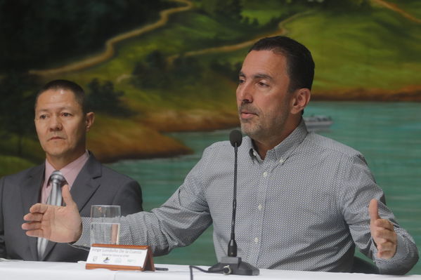 Entrega oficial del Malecón Guatapé
Entrega oficial del Malecón Guatapé
Fecha: Septiembre 5 de 2019. 
Para descargar esta fotografía en alta resolución, haga clic sobre la imagen hasta que la misma se despliegue en la pantalla completa; luego dé clic derecho y elija la opción "guardar imagen como". 
En caso de publicación por cualquier medio, solicitamos acompañarla del crédito: "Foto EPM"
Palabras clave: Entrega oficial del Malecón Guatapé