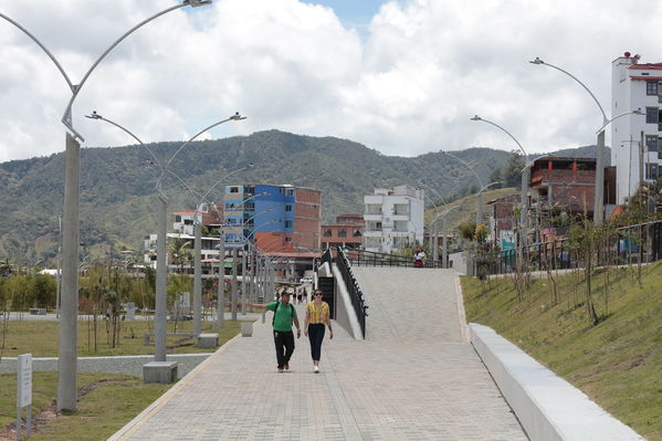 Entrega oficial del Malecón Guatapé
Entrega oficial del Malecón Guatapé
Fecha: Septiembre 5 de 2019. 
Para descargar esta fotografía en alta resolución, haga clic sobre la imagen hasta que la misma se despliegue en la pantalla completa; luego dé clic derecho y elija la opción "guardar imagen como". 
En caso de publicación por cualquier medio, solicitamos acompañarla del crédito: "Foto EPM"
Palabras clave: Entrega oficial del Malecón Guatapé