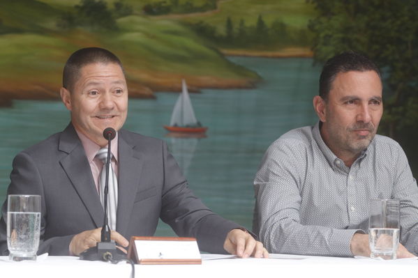 Entrega oficial del Malecón Guatapé
Entrega oficial del Malecón Guatapé
Fecha: Septiembre 5 de 2019. 
Para descargar esta fotografía en alta resolución, haga clic sobre la imagen hasta que la misma se despliegue en la pantalla completa; luego dé clic derecho y elija la opción "guardar imagen como". 
En caso de publicación por cualquier medio, solicitamos acompañarla del crédito: "Foto EPM"
Palabras clave: Entrega oficial del Malecón Guatapé