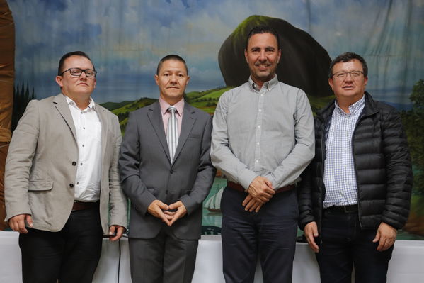 Entrega oficial del Malecón Guatapé
Entrega oficial del Malecón Guatapé
Fecha: Septiembre 5 de 2019. 
Para descargar esta fotografía en alta resolución, haga clic sobre la imagen hasta que la misma se despliegue en la pantalla completa; luego dé clic derecho y elija la opción "guardar imagen como". 
En caso de publicación por cualquier medio, solicitamos acompañarla del crédito: "Foto EPM"
Palabras clave: Entrega oficial del Malecón Guatapé