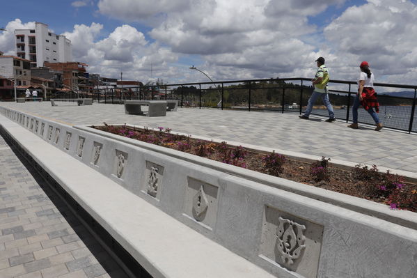 Entrega oficial del Malecón Guatapé
Entrega oficial del Malecón Guatapé
Fecha: Septiembre 5 de 2019. 
Para descargar esta fotografía en alta resolución, haga clic sobre la imagen hasta que la misma se despliegue en la pantalla completa; luego dé clic derecho y elija la opción "guardar imagen como". 
En caso de publicación por cualquier medio, solicitamos acompañarla del crédito: "Foto EPM"
Palabras clave: Entrega oficial del Malecón Guatapé