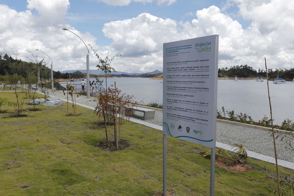 Entrega oficial del Malecón Guatapé
Entrega oficial del Malecón Guatapé
Fecha: Septiembre 5 de 2019. 
Para descargar esta fotografía en alta resolución, haga clic sobre la imagen hasta que la misma se despliegue en la pantalla completa; luego dé clic derecho y elija la opción "guardar imagen como". 
En caso de publicación por cualquier medio, solicitamos acompañarla del crédito: "Foto EPM"
Palabras clave: Entrega oficial del Malecón Guatapé