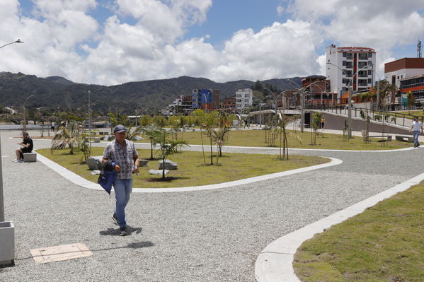 Entrega oficial del Malecón Guatapé
Entrega oficial del Malecón Guatapé
Fecha: Septiembre 5 de 2019. 
Para descargar esta fotografía en alta resolución, haga clic sobre la imagen hasta que la misma se despliegue en la pantalla completa; luego dé clic derecho y elija la opción "guardar imagen como". 
En caso de publicación por cualquier medio, solicitamos acompañarla del crédito: "Foto EPM"
Palabras clave: Entrega oficial del Malecón Guatapé