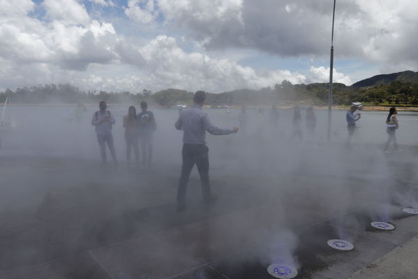 Entrega oficial del Malecón Guatapé
Entrega oficial del Malecón Guatapé
Fecha: Septiembre 5 de 2019. 
Para descargar esta fotografía en alta resolución, haga clic sobre la imagen hasta que la misma se despliegue en la pantalla completa; luego dé clic derecho y elija la opción "guardar imagen como". 
En caso de publicación por cualquier medio, solicitamos acompañarla del crédito: "Foto EPM"
Palabras clave: Entrega oficial del Malecón Guatapé