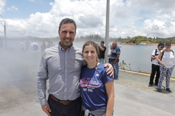 Entrega oficial del Malecón Guatapé
Entrega oficial del Malecón Guatapé
Fecha: Septiembre 5 de 2019. 
Para descargar esta fotografía en alta resolución, haga clic sobre la imagen hasta que la misma se despliegue en la pantalla completa; luego dé clic derecho y elija la opción "guardar imagen como". 
En caso de publicación por cualquier medio, solicitamos acompañarla del crédito: "Foto EPM"
Palabras clave: Entrega oficial del Malecón Guatapé