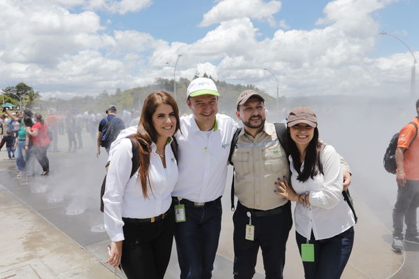 Entrega oficial del Malecón Guatapé
Entrega oficial del Malecón Guatapé
Fecha: Septiembre 5 de 2019. 
Para descargar esta fotografía en alta resolución, haga clic sobre la imagen hasta que la misma se despliegue en la pantalla completa; luego dé clic derecho y elija la opción "guardar imagen como". 
En caso de publicación por cualquier medio, solicitamos acompañarla del crédito: "Foto EPM"
Palabras clave: Entrega oficial del Malecón Guatapé