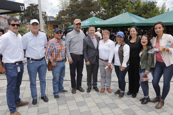 Entrega oficial del Malecón Guatapé
Entrega oficial del Malecón Guatapé
Fecha: Septiembre 5 de 2019. 
Para descargar esta fotografía en alta resolución, haga clic sobre la imagen hasta que la misma se despliegue en la pantalla completa; luego dé clic derecho y elija la opción "guardar imagen como". 
En caso de publicación por cualquier medio, solicitamos acompañarla del crédito: "Foto EPM"
Palabras clave: Entrega oficial del Malecón Guatapé