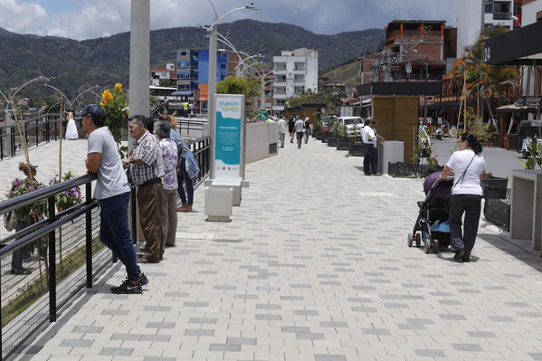 Entrega oficial del Malecón Guatapé
Entrega oficial del Malecón Guatapé
Fecha: Septiembre 5 de 2019. 
Para descargar esta fotografía en alta resolución, haga clic sobre la imagen hasta que la misma se despliegue en la pantalla completa; luego dé clic derecho y elija la opción "guardar imagen como". 
En caso de publicación por cualquier medio, solicitamos acompañarla del crédito: "Foto EPM"
Palabras clave: Entrega oficial del Malecón Guatapé
