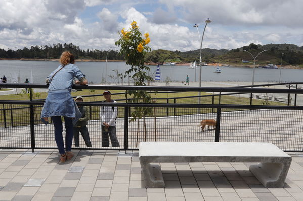 Entrega oficial del Malecón Guatapé
Entrega oficial del Malecón Guatapé
Fecha: Septiembre 5 de 2019. 
Para descargar esta fotografía en alta resolución, haga clic sobre la imagen hasta que la misma se despliegue en la pantalla completa; luego dé clic derecho y elija la opción "guardar imagen como". 
En caso de publicación por cualquier medio, solicitamos acompañarla del crédito: "Foto EPM"
Palabras clave: Entrega oficial del Malecón Guatapé