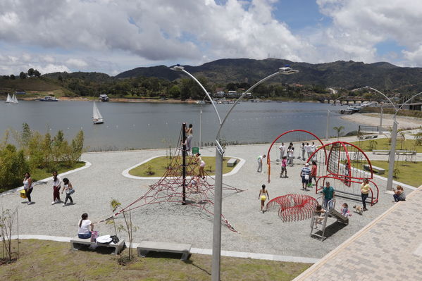 Entrega oficial del Malecón Guatapé
Entrega oficial del Malecón Guatapé
Fecha: Septiembre 5 de 2019. 
Para descargar esta fotografía en alta resolución, haga clic sobre la imagen hasta que la misma se despliegue en la pantalla completa; luego dé clic derecho y elija la opción "guardar imagen como". 
En caso de publicación por cualquier medio, solicitamos acompañarla del crédito: "Foto EPM"
Palabras clave: Entrega oficial del Malecón Guatapé