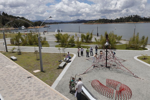 Entrega oficial del Malecón Guatapé
Entrega oficial del Malecón Guatapé
Fecha: Septiembre 5 de 2019. 
Para descargar esta fotografía en alta resolución, haga clic sobre la imagen hasta que la misma se despliegue en la pantalla completa; luego dé clic derecho y elija la opción "guardar imagen como". 
En caso de publicación por cualquier medio, solicitamos acompañarla del crédito: "Foto EPM"
Palabras clave: Entrega oficial del Malecón Guatapé