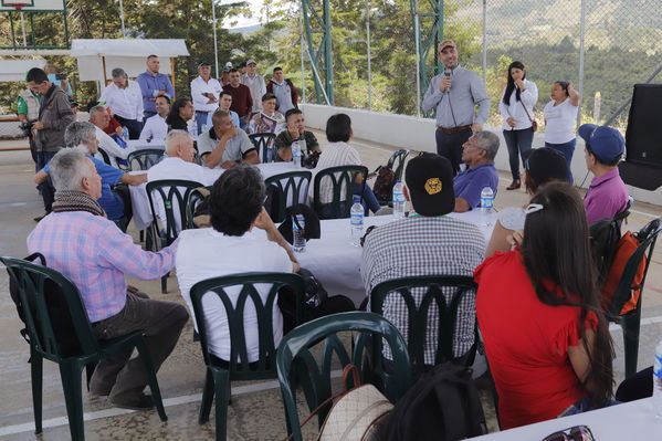 Entrega oficial del Malecón Guatapé
Entrega oficial del Malecón Guatapé
Fecha: Septiembre 5 de 2019. 
Para descargar esta fotografía en alta resolución, haga clic sobre la imagen hasta que la misma se despliegue en la pantalla completa; luego dé clic derecho y elija la opción "guardar imagen como". 
En caso de publicación por cualquier medio, solicitamos acompañarla del crédito: "Foto EPM"
Palabras clave: Entrega oficial del Malecón Guatapé