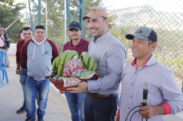 Entrega oficial del Malecón Guatapé
Entrega oficial del Malecón Guatapé
Fecha: Septiembre 5 de 2019. 
Para descargar esta fotografía en alta resolución, haga clic sobre la imagen hasta que la misma se despliegue en la pantalla completa; luego dé clic derecho y elija la opción "guardar imagen como". 
En caso de publicación por cualquier medio, solicitamos acompañarla del crédito: "Foto EPM"
Palabras clave: Entrega oficial del Malecón Guatapé