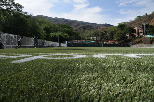 Cancha sintética Santa Fé
Cancha sintética Santa Fé
Fecha: Abril 10 de 2015
Para descargar esta fotografía en alta resolución, haga clic sobre la imagen hasta que la misma se despliegue en la pantalla completa; luego dé clic derecho y elija la opción "guardar imagen como". 
En caso de publicación por cualquier medio, solicitamos acompañarla del crédito: "Foto EPM"
Palabras clave: Cancha sintética Santa Fé