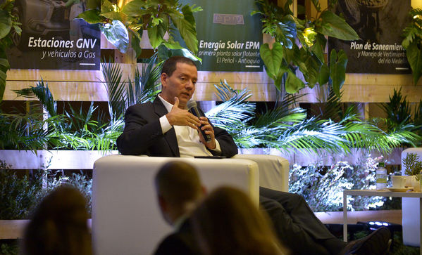 Encuentro de inversionistas 2018
Encuentro de inversionistas 2018
Fecha: Abril 12 de 2018
Para descargar esta fotografía en alta resolución, haga clic sobre la imagen hasta que la misma se despliegue en la pantalla completa; luego dé clic derecho y elija la opción "guardar imagen como". 
En caso de publicación por cualquier medio, solicitamos acompañarla del crédito: "Foto EPM"
Palabras clave: Encuentro inversionistas 2018