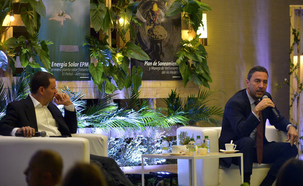 Encuentro de inversionistas 2018
Encuentro de inversionistas 2018
Fecha: Abril 12 de 2018
Para descargar esta fotografía en alta resolución, haga clic sobre la imagen hasta que la misma se despliegue en la pantalla completa; luego dé clic derecho y elija la opción "guardar imagen como". 
En caso de publicación por cualquier medio, solicitamos acompañarla del crédito: "Foto EPM"
Palabras clave: Encuentro inversionistas 2018