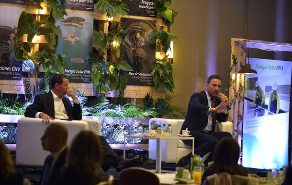 Encuentro de inversionistas 2018
Encuentro de inversionistas 2018
Fecha: Abril 12 de 2018
Para descargar esta fotografía en alta resolución, haga clic sobre la imagen hasta que la misma se despliegue en la pantalla completa; luego dé clic derecho y elija la opción "guardar imagen como". 
En caso de publicación por cualquier medio, solicitamos acompañarla del crédito: "Foto EPM"
Palabras clave: Encuentro inversionistas 2018