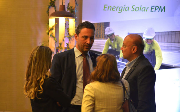 Encuentro de inversionistas 2018
Encuentro de inversionistas 2018
Fecha: Abril 12 de 2018
Para descargar esta fotografía en alta resolución, haga clic sobre la imagen hasta que la misma se despliegue en la pantalla completa; luego dé clic derecho y elija la opción "guardar imagen como". 
En caso de publicación por cualquier medio, solicitamos acompañarla del crédito: "Foto EPM"
Palabras clave: Encuentro inversionistas 2018