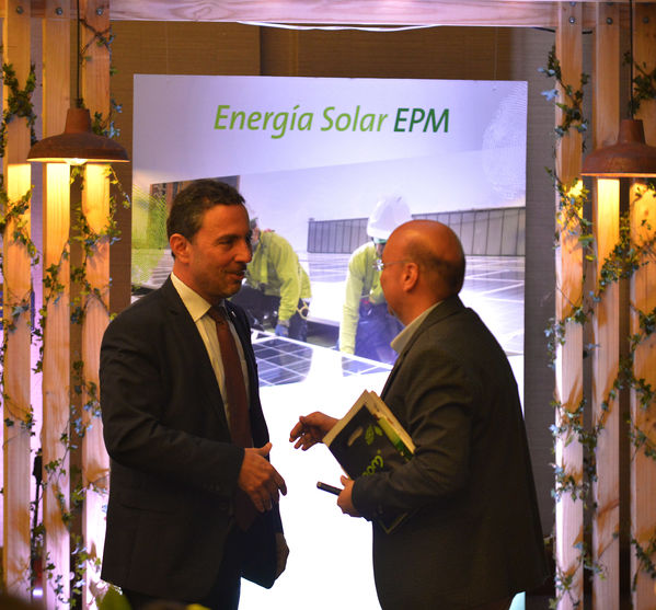 Encuentro de inversionistas 2018
Encuentro de inversionistas 2018
Fecha: Abril 12 de 2018
Para descargar esta fotografía en alta resolución, haga clic sobre la imagen hasta que la misma se despliegue en la pantalla completa; luego dé clic derecho y elija la opción "guardar imagen como". 
En caso de publicación por cualquier medio, solicitamos acompañarla del crédito: "Foto EPM"
Palabras clave: Encuentro inversionistas 2018