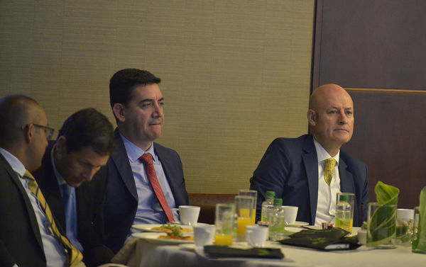 Encuentro de inversionistas 2018
Encuentro de inversionistas 2018
Fecha: Abril 12 de 2018
Para descargar esta fotografía en alta resolución, haga clic sobre la imagen hasta que la misma se despliegue en la pantalla completa; luego dé clic derecho y elija la opción "guardar imagen como". 
En caso de publicación por cualquier medio, solicitamos acompañarla del crédito: "Foto EPM"
Palabras clave: Encuentro inversionistas 2018