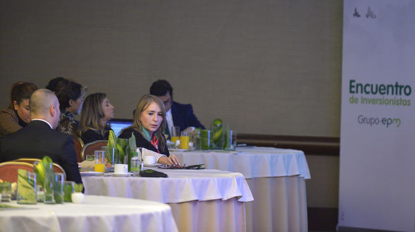 Encuentro de inversionistas 2018
Encuentro de inversionistas 2018
Fecha: Abril 12 de 2018
Para descargar esta fotografía en alta resolución, haga clic sobre la imagen hasta que la misma se despliegue en la pantalla completa; luego dé clic derecho y elija la opción "guardar imagen como". 
En caso de publicación por cualquier medio, solicitamos acompañarla del crédito: "Foto EPM"
Palabras clave: Encuentro inversionistas 2018