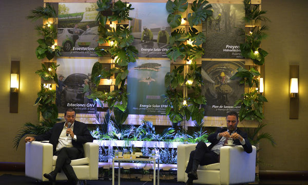 Encuentro de inversionistas 2018
Encuentro de inversionistas 2018
Fecha: Abril 12 de 2018
Para descargar esta fotografía en alta resolución, haga clic sobre la imagen hasta que la misma se despliegue en la pantalla completa; luego dé clic derecho y elija la opción "guardar imagen como". 
En caso de publicación por cualquier medio, solicitamos acompañarla del crédito: "Foto EPM"
Palabras clave: Encuentro inversionistas 2018