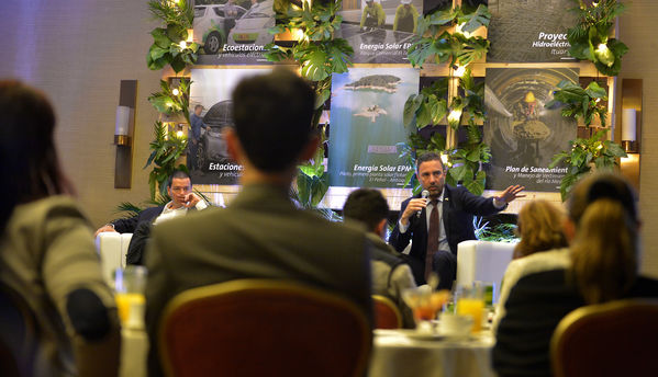 Encuentro de inversionistas 2018
Encuentro de inversionistas 2018
Fecha: Abril 12 de 2018
Para descargar esta fotografía en alta resolución, haga clic sobre la imagen hasta que la misma se despliegue en la pantalla completa; luego dé clic derecho y elija la opción "guardar imagen como". 
En caso de publicación por cualquier medio, solicitamos acompañarla del crédito: "Foto EPM"
Palabras clave: Encuentro inversionistas 2018