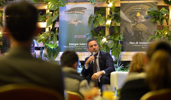 Encuentro de inversionistas 2018
Encuentro de inversionistas 2018
Fecha: Abril 12 de 2018
Para descargar esta fotografía en alta resolución, haga clic sobre la imagen hasta que la misma se despliegue en la pantalla completa; luego dé clic derecho y elija la opción "guardar imagen como". 
En caso de publicación por cualquier medio, solicitamos acompañarla del crédito: "Foto EPM"
Palabras clave: Encuentro inversionistas 2018