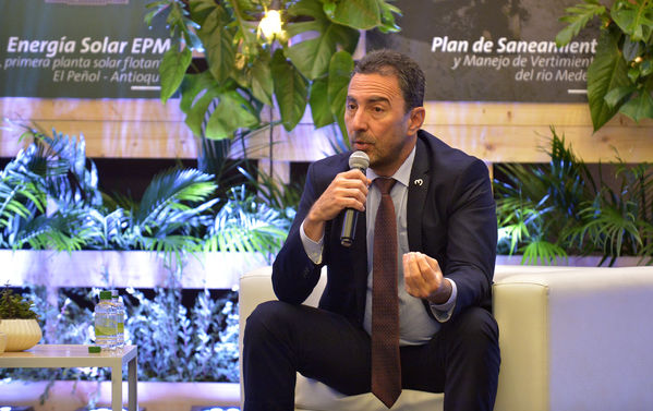 Encuentro de inversionistas 2018
Encuentro de inversionistas 2018
Fecha: Abril 12 de 2018
Para descargar esta fotografía en alta resolución, haga clic sobre la imagen hasta que la misma se despliegue en la pantalla completa; luego dé clic derecho y elija la opción "guardar imagen como". 
En caso de publicación por cualquier medio, solicitamos acompañarla del crédito: "Foto EPM"
Palabras clave: Encuentro inversionistas 2018
