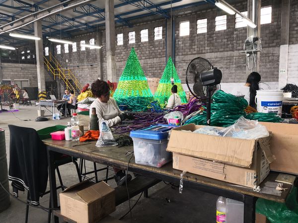 Recuperación elementos Alumbrados Navideños
Recuperación elementos Alumbrados Navideños.
Fecha: Abril 12 2019.
Para descargar esta fotografía en alta resolución, haga clic sobre la imagen hasta que la misma se despliegue en la pantalla completa; luego dé clic derecho y elija la opción "guardar imagen como". 
En caso de publicación por cualquier medio, solicitamos acompañarla del crédito: "Foto EPM"
Palabras clave: Recuperación elementos Alumbrados Navideños