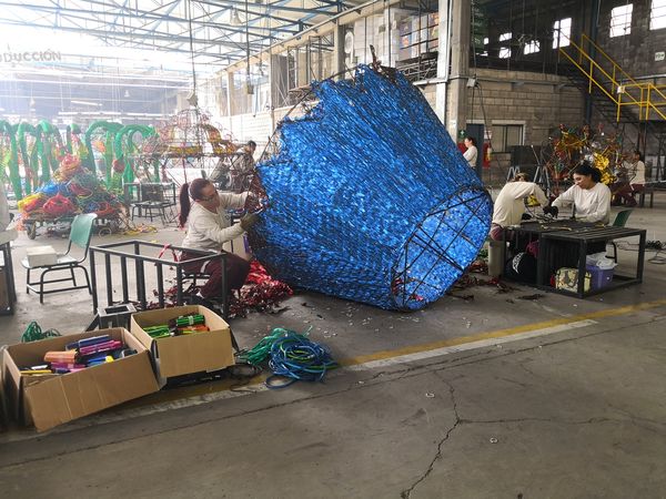 Recuperación elementos Alumbrados Navideños
Recuperación elementos Alumbrados Navideños.
Fecha: Abril 12 2019.
Para descargar esta fotografía en alta resolución, haga clic sobre la imagen hasta que la misma se despliegue en la pantalla completa; luego dé clic derecho y elija la opción "guardar imagen como". 
En caso de publicación por cualquier medio, solicitamos acompañarla del crédito: "Foto EPM"
Palabras clave: Recuperación elementos Alumbrados Navideños