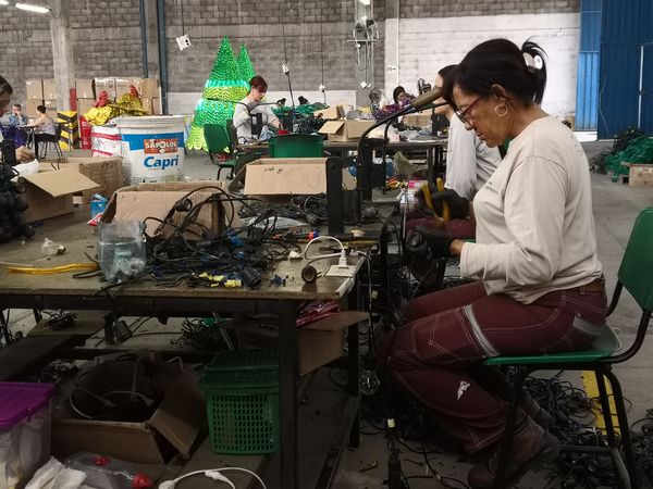 Recuperación elementos Alumbrados Navideños
Recuperación elementos Alumbrados Navideños.
Fecha: Abril 12 2019.
Para descargar esta fotografía en alta resolución, haga clic sobre la imagen hasta que la misma se despliegue en la pantalla completa; luego dé clic derecho y elija la opción "guardar imagen como". 
En caso de publicación por cualquier medio, solicitamos acompañarla del crédito: "Foto EPM"
Palabras clave: Recuperación elementos Alumbrados Navideños