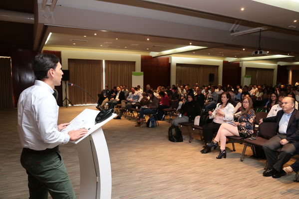 Encuentro de Proveedores y contratistas 2018.
Encuentro de Proveedores y contratistas 2018.
Fecha: 13 Abril 2018
Para descargar esta fotografía en alta resolución, haga clic sobre la imagen hasta que la misma se despliegue en la pantalla completa; luego dé clic derecho y elija la opción "guardar imagen como". 
En caso de publicación por cualquier medio, solicitamos acompañarla del crédito: "Foto EPM"
Palabras clave: Encuentro Proveedores contratistas 2018